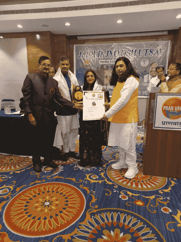 Receiving certificate at Jaipur Jyotish Utsav